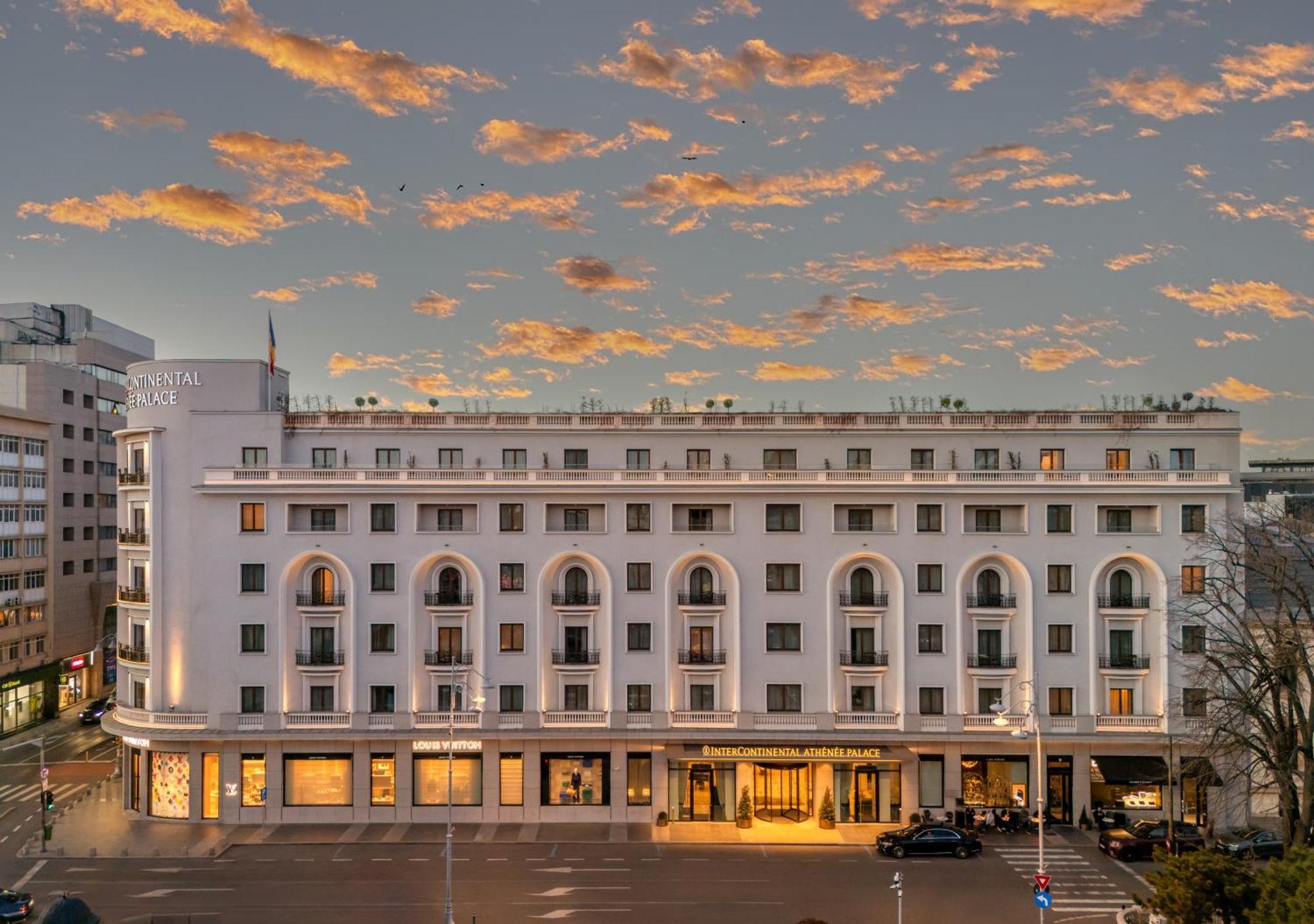 Intercontinental Athenee Palace Bucharest, An Ihg Hotel Exterior foto The hotel in 2019