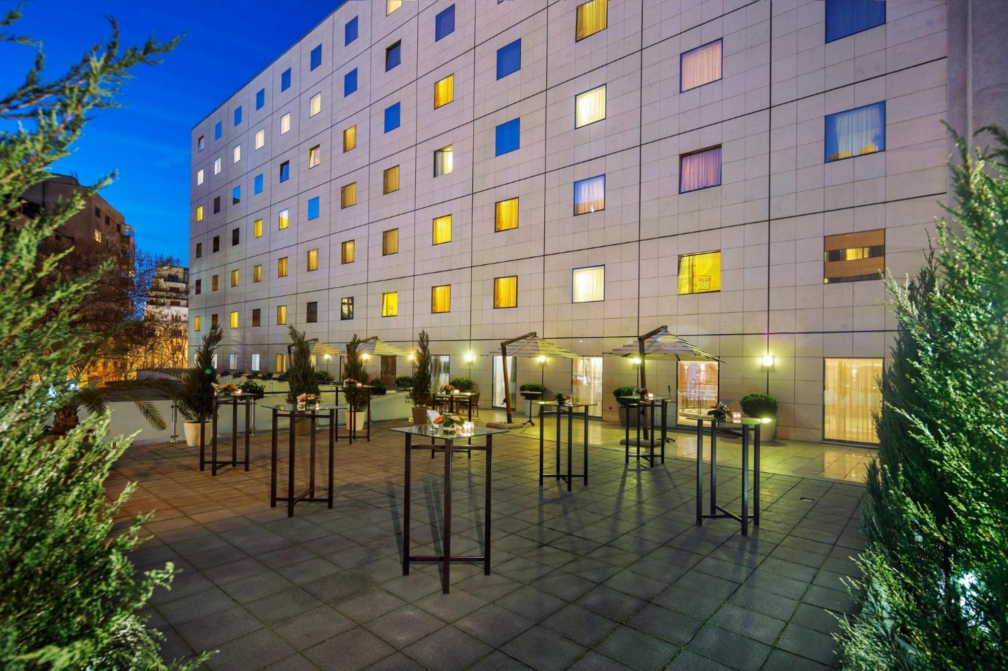 Intercontinental Athenee Palace Bucharest, An Ihg Hotel Exterior foto The hotel's courtyard